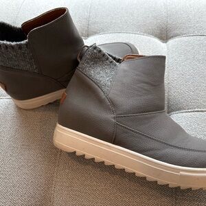 Yellow Box Gray Women's Boots